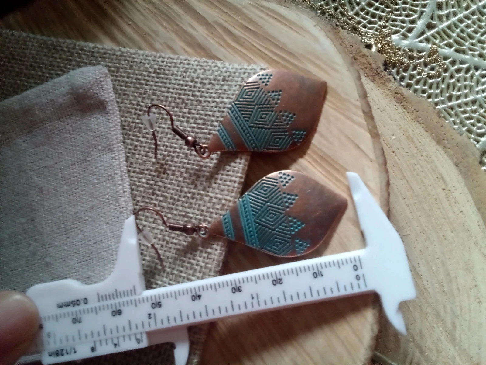 Boucles d'oreilles bohèmes métal cuivré patiné gravées – photo 2